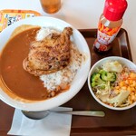 すき家 - 料理写真:カレーライス大盛に炭火焼きチキントッピングしたサラダランチセット