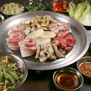 スタッフが目の前で焼く韓国式ホルモン焼き◎たっぷり野菜と共に