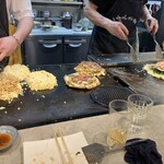 いか玉屋プラスアルファー - アニキとお父さんがフル稼働で焼いてる。
      めっちゃ眼福