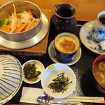 珈琲庭　桜 - ズワイガニ釜めし　1738円(税込)