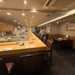 鮨政 大宮駅東口2号店 - 店内とカウンター内の様子