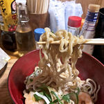 シン たちろまん - 縮れた自家製手打ち麺はコシが強く、ボソボソとした食感が堪りません。