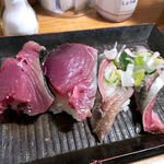 シン たちろまん - 左：かつおたたき寿司（2貫 300円）　右：いわし寿司（2貫 300円）