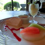 レストラン土手 - ＜7月＞ヤーコンのシャーベット、クレームブリュレ、ラズベリーソースとシフォン、フルーツ、紅茶はウェッジウッドのマリーゴールド