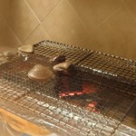はまぐり料理 利他 - 目の前で蛤が焼かれてます