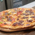 トリワイン ＰＩＫＯＳＨＨＨＵ - ハーフ＆ハーフのピザ