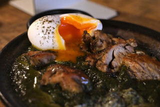 ヨゴロウ - チキン(ホウレン草)@税込1,300円＋半熟玉子@税込100円 │ 平日12:22頃訪問→12:44頃入店