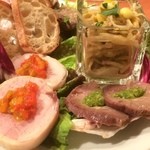 黒毛和牛一頭買い肉バル デルソーレ - 内容も愉快で楽しめます