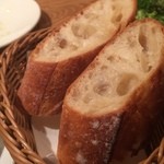 黒毛和牛一頭買い肉バル デルソーレ - バゲットもいけてる