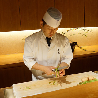 料理長五十嵐による四季折々の美味を彩り豊かに演出