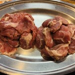 炭や - 「サガリ（豚の横隔膜の肉）」¥495 「カシラ（豚のこめかみ）」¥495