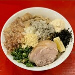 ラーメン鷹の目 - ニボニボまぜそば 500g ニンニク・アブラ・ガリマヨ・煮干し粉・レモン・追い飯