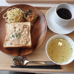トーコーキッチン - ツナマヨパン キッシュ、スパサラ、スープ　ホットコーヒー