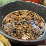 ラーメン龍の家 新宿小滝橋通り店 - もつはカリカリ。時間が経つとスープを吸って柔らかくなる