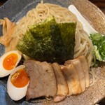 ラーメン龍の家 新宿小滝橋通り店 - 綺麗に巻かれた細めのストレート麺。ちょうどいいくらいにスープを持ち上げる。チャーシューも美味しくて十分な量。