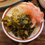 ラーメン龍の家 - 卓上のもやし、高菜、生姜。本来はとんこつラーメンようなのかな。