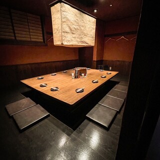 予約必須の囲炉裏風掘り炬燵◆仕切り調整で大人数にも対応