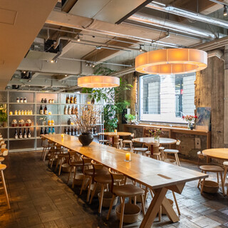 普段使いしやすい、大きな窓が印象的な広々とした空間