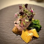 292839256 - 前菜、昆布締めの鯛に菜の花新じゃがのサラダ柑橘
