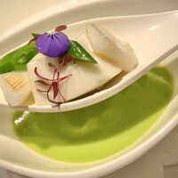 Cuisine Franco-japonaise Matsushima - 季節のスープ、エンドウ豆のポタージュと、上モンゴウイカと桜風味