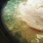 KAZU - 豚骨ラーメンスープの表情　シャバ系で薄め