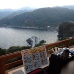 赤沢温泉ホテル - 夕食のテーブルから海を臨む。