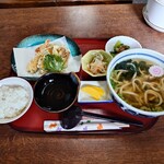 やまびこ路 - ●天ぷら付きうどん定食1,500円（関西風出汁）
を注文してみた

◯うどん
どうせこんな店構えだし
出汁は顆粒出汁なんだろ〜（笑）
とか思っていたけれど予想に反し
鰹節から引かれたシッカリとした香り