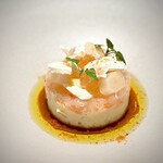 マンサルヴァ - これ、何度もいただいてるけど、何度でも美味しい！
      海老は甘いだけじゃなくて、パウダーで香るし、ソースでも大活躍。
      アスパラのムースがまた素晴らしく、レモンは酸味と苦味が最高♪
      スペシャリテ認定(^^)