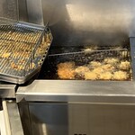 成城塩唐揚げきづ - カウンター席前で揚げる