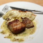 マンサルヴァ - キャベツの室の中には、富士幻豚のコンフィが。
      これが、表面はカリカリ＆脂部分はとぅるんとぅるん♪
      身質が甘いし、粒マスタードが効いたソースが中和してくれる。
      これは立派なメインだぁ(^^)