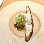 マンサルヴァ - シマアジ・新玉ねぎ・豚足。
      出た！魚メインと思いきやの温前菜（笑）。
      このシマアジと、脂の美味しい豚足のフライを一緒にいただくと、脂乗りのいいアジフライのように♪
      アジフライ好きにはたまらん。