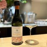 マンサルヴァ - ヴィベルティのティモラッソ。
      ラ・スピネッタのものを飲んだことがありますが、だいぶ印象が違いますね。
      こちらは、よりスッキリしています。豚足コロッケと鰆に、油と脂があるので、それらを切ってくれます。