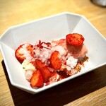 マンサルヴァ - 苺とフロマージュブランという、最高の組み合わせのドルチェ♪
      鉄板ですが、新生姜のグラニテで辛味を効かせて、単純なお皿で終わらせないのもいいですね。