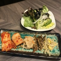 近江うし焼肉 にくTATSU 日本橋室町店 - キムチ、ナムル５種盛り・サラダ