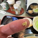 中国料理 頤和園 - 包丁がよく研がれていますから、
      こんな小さく硬いタネまでもキレています