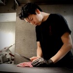 焼肉もちお - 神戸牛の香り、肉味の濃さを感じるカットにこだわる料理長、吉田光太郎