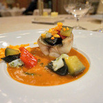 ラ・ベ - 天然イサキ　タイムバター風味　イカとナスのラヴィオリ　バジル風味　スパイスの香るソース