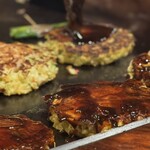 Moegi - ソースがかかると一気に「お好み焼き」に姿を替える