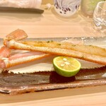 味ひろ - 焼き蟹は醤油タレ焼きと塩焼きを　焼いた事で甘味が増して又美味しい