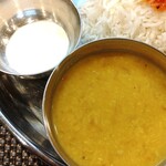 スパイス料理ナッラマナム - ヨーグルトとダル(❓)