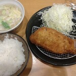 とんかつ 美濃屋 - 豚汁が白い！白菜も入っていて優しいけど濃厚なお味です。