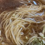 新宿飯店 - 細麺アップ