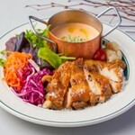 チキングリルとポタージュの８種野菜サラダ仕立て