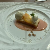 Anchor Tokyo (ザ・ゲートホテル東京 by HULIC) - 滑らかなベイクドチーズケーキ 柑橘のソースとバニラアイス添え