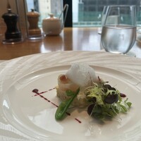 Anchor Tokyo (ザ・ゲートホテル東京 by HULIC) - 真鯛のマリネとカリフラワームース 浅利のフランに飾って