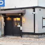 炭焼 銀 - JR山陽本線横川駅の北口から徒歩1分の「炭焼 銀」さん
2025年開業、店主さんと女性スタッフ1人の2名体制
外観は白壁に茶色布地の庇、木製の建具の入り口横に木製の看板に黒文字で「炭焼 銀」とあります