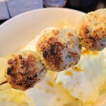 炭焼 銀 - ③つくね【塩】(税込280円)
しっかりした火入でフワフワ感はほぼ無し、軟骨のコリ感やジューシーさはほぼ感じず