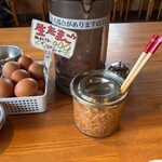 徳島ラーメン人生 - 生たまごは無料。ピリ辛もやしも自由に味わえます。