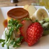 ハーブカフェ 鈴廼園 - プリンは、固さはありつつもなめらかな口どけ食感。添えられているフルーツ＆生クリームと良く合い美味しいです。