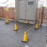 ラーメン二郎 - 店外のウェイティングスペース